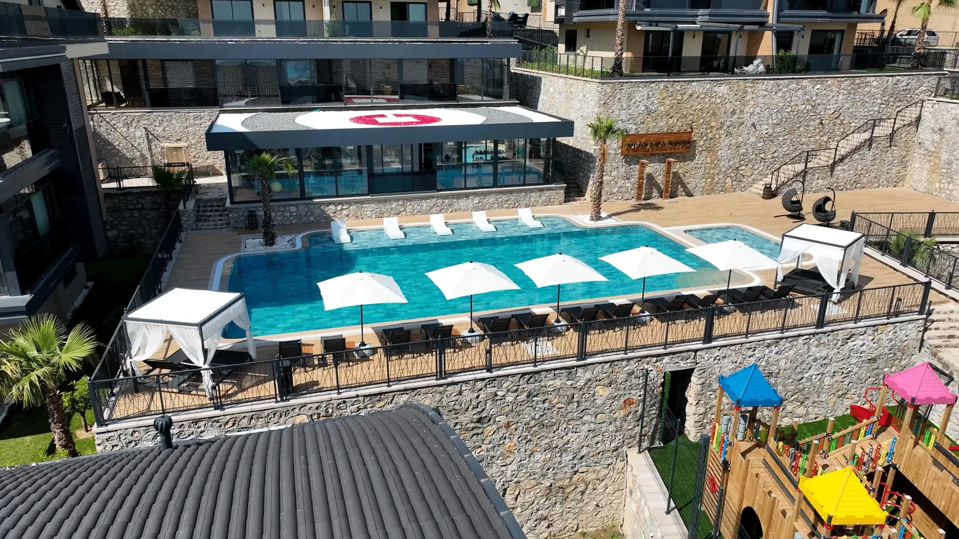 Torus Hill Suites — yüzme havuzu, güneşlenme terası ve sosyal tesis alanı